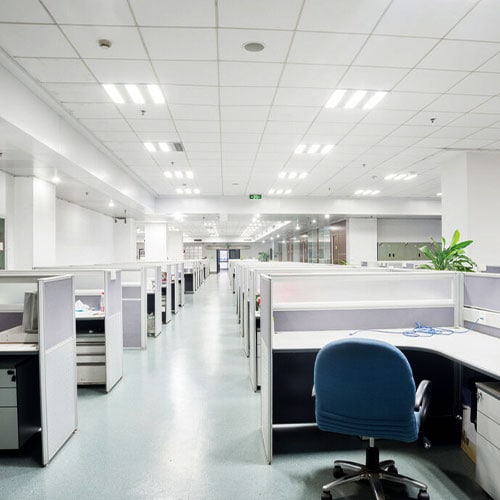 Plafón de cielo raso para oficinas, diseño moderno y iluminación eficiente, ideal para espacios laborales en Perú.