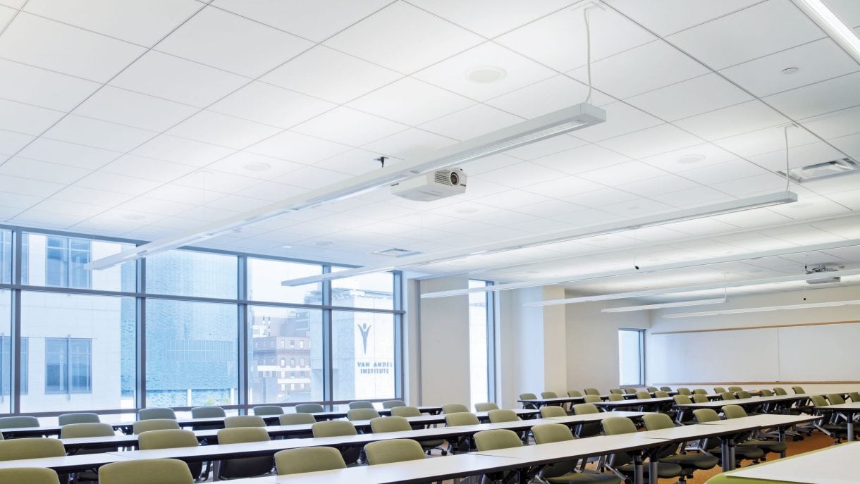 Techado de cielo raso en oficina moderna, techo de plafón suspendido; cielo raso decorativo en espacio empresarial, sistema de cielo falso para interiores, opción de cielo raso acústico en ambientes corporativos, Cielo Raso Perú, soluciones en cielo raso.