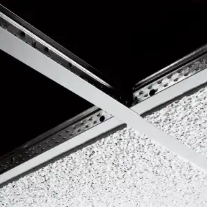 Sistema de cielo raso de fibra de yeso con acabado en pintura blanca para interiores modernos y elegantes. Ideal para crear ambientes luminosos y altos en espacios residenciales y comerciales.