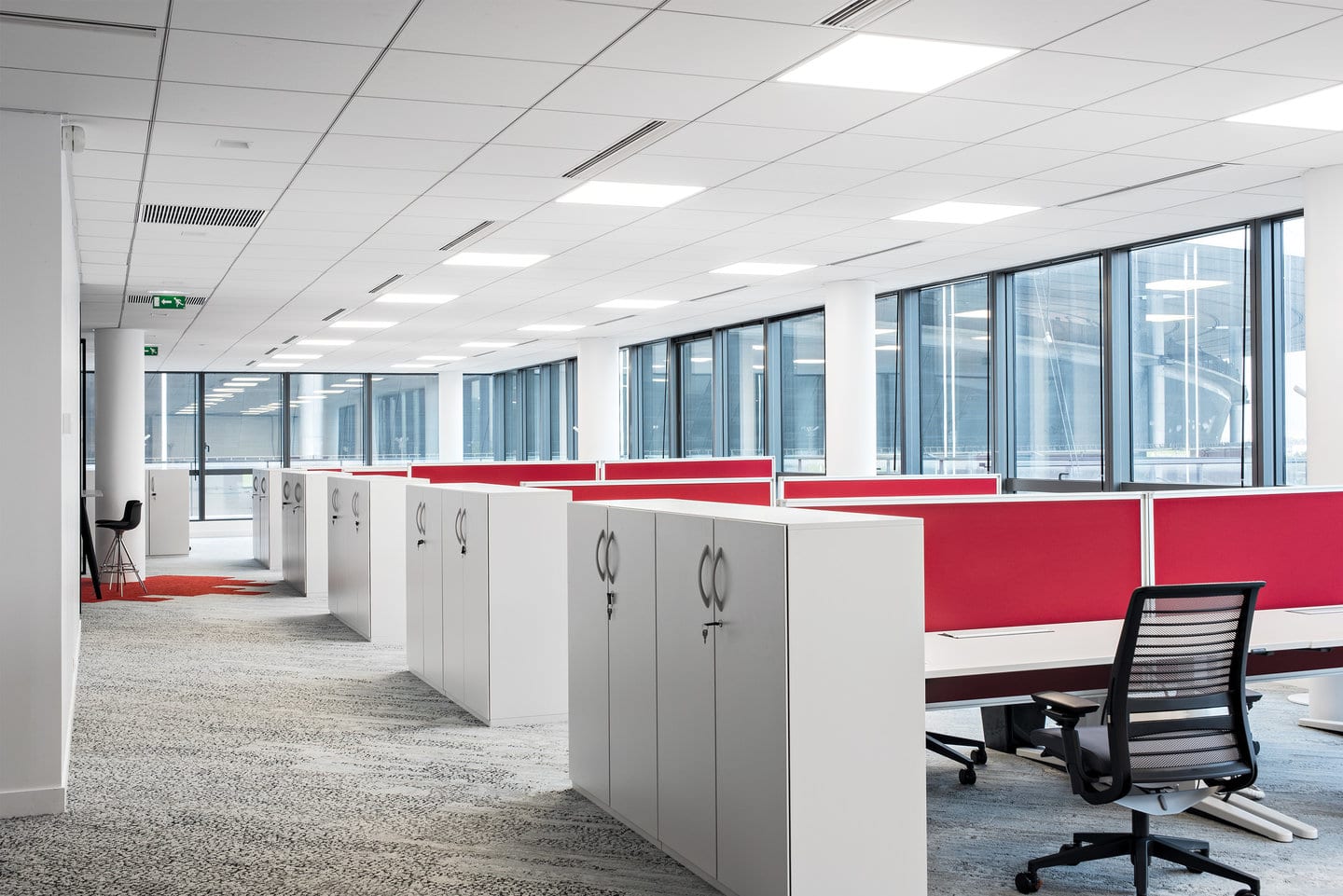 Tecnología moderna en oficinas con cielo raso suspendido para ambientes laborales eficientes y de diseño innovador.