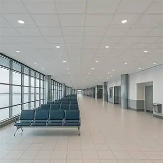 Aeropuerto - Baldosa CRP Puerta a cielo raso de oficina con techo suspendido y luminarias LED.