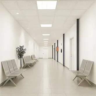Pasadizo clinica - Baldosa CRP Techo de cielo raso en pasillo de clínica, diseño de cielo raso con paneles acústicos, instalación en interiores, acabado en color blanco, ambiente hospitalario y moderno, soluciones en cielo raso perforado y acústico para espacios médicos y comerciales.