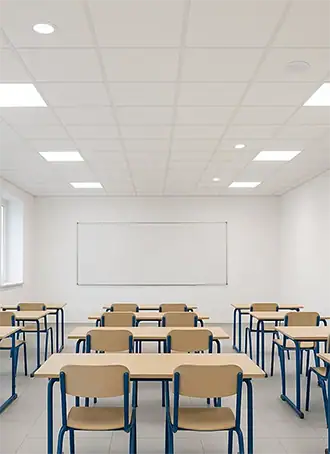Salon-Baldosa-CRP Puertas de cielo raso en aulas escolares, acabado limpio y moderno, diseño en cielo raso en aula, cielo raso para colegios con acabado elegante, cielo raso peru para espacios educativos y oficinas.
