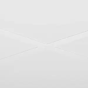 Primer plano de baldosas Knauf HYGENA Plain de superficie lisa y blanca instaladas en cielo raso, unión de borde recto