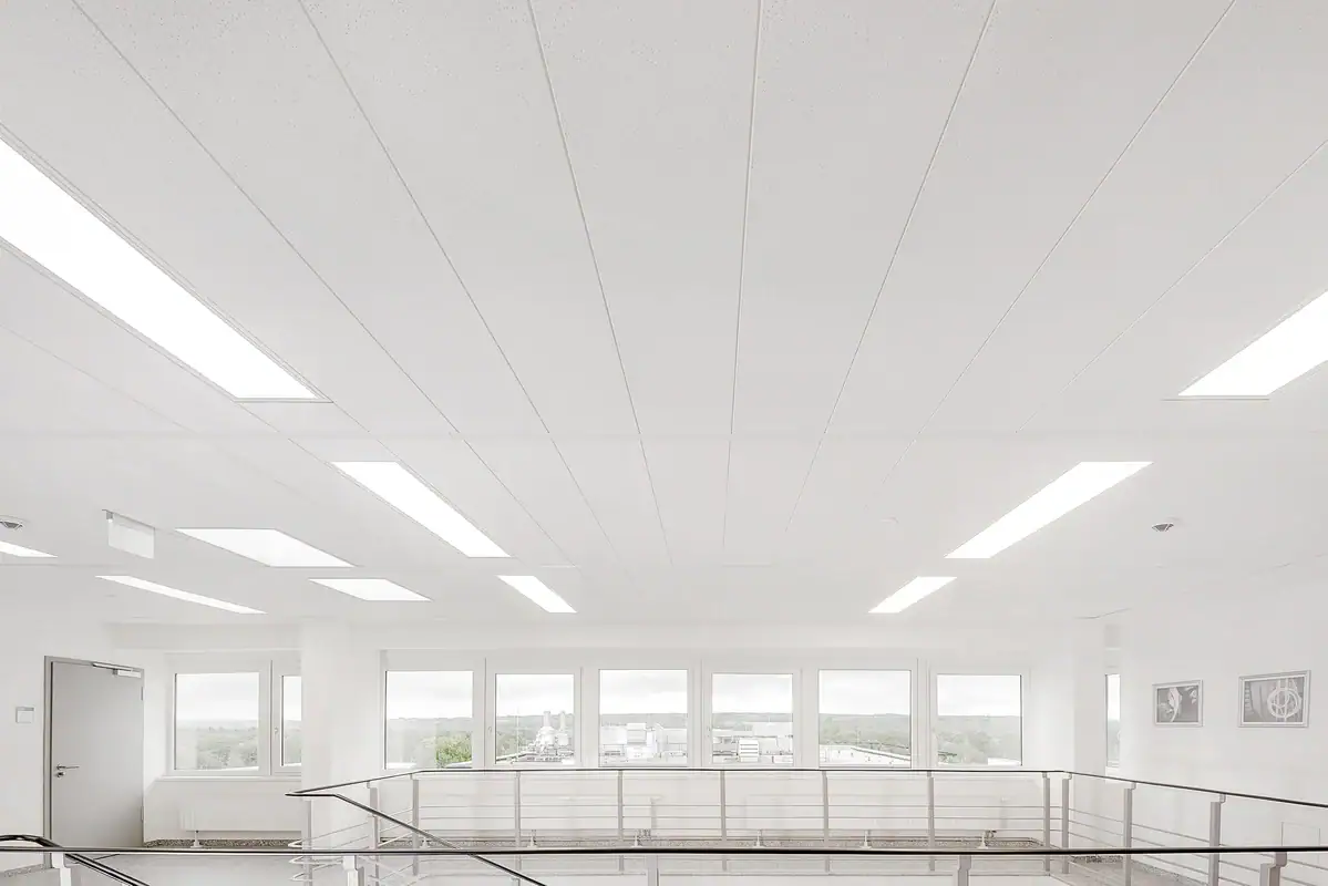Cielo raso con baldosas Knauf AMF Thermatex Star Complete 15 mm Hygena en oficina con luminarias lineales