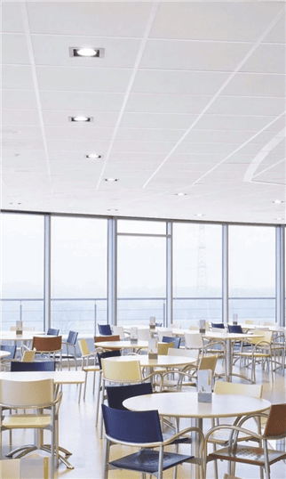 Comedor institucional con cielo raso de baldosas Knauf AMF Thermatex Star Complete 15 mm Hygena y suspensión vista